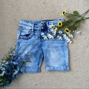 Super cute bermuda shorts! 🌼